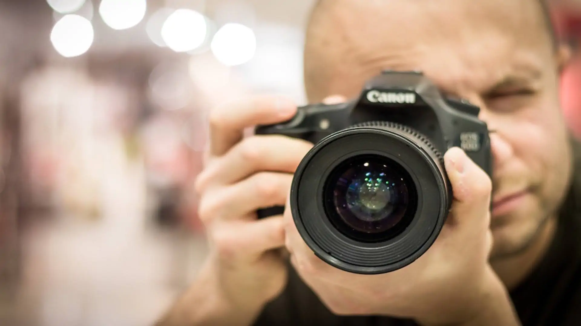 Grafika do blogposta na temat monitoringu internetu dla fotografów.